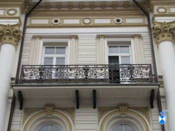 Balkon z balustradą metalową