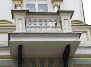 Balkon z balustradą murowaną