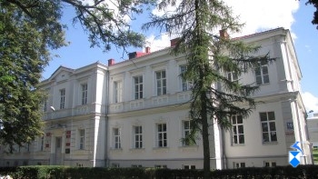 Budynek byłego szpitala od ulicy Wiejskiej