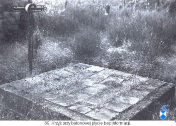 Krzyż przy betonowej płycie.