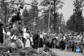 15.VII.1945 r – grób ofiar z 15.VII. Kompania honorowa