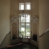 Okna między I i II piętrem klatki schodowj