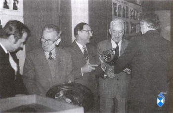 Drugi od lewej Rafał Wszędyrówny w rozmowie z prezesem OZPN Aleksym Iwaniukiem, Piotr Kossakowski i Jan Żochowski, tyłem Andrzej Targ