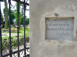 Epitafium na murze przy wejściu na cmentarz przy Kaplicy Śmiarowskich