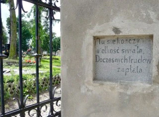 Epitafium na murze przy wejściu na cmentarz przy Kaplicy Śmiarowskich