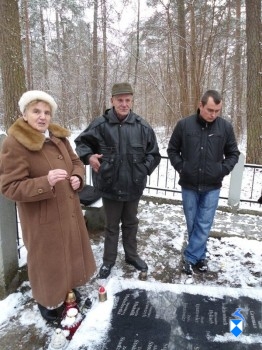 Alina Kowalczyk na grobie wujka Piotra Kaczorowskiego