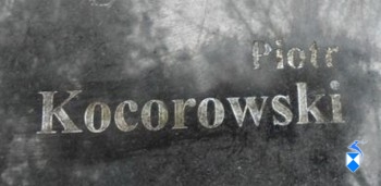 Fragment tablicy nagrobnej z nazwiskiem Piotr Kcorowski, powinno być Kaczorowski.
