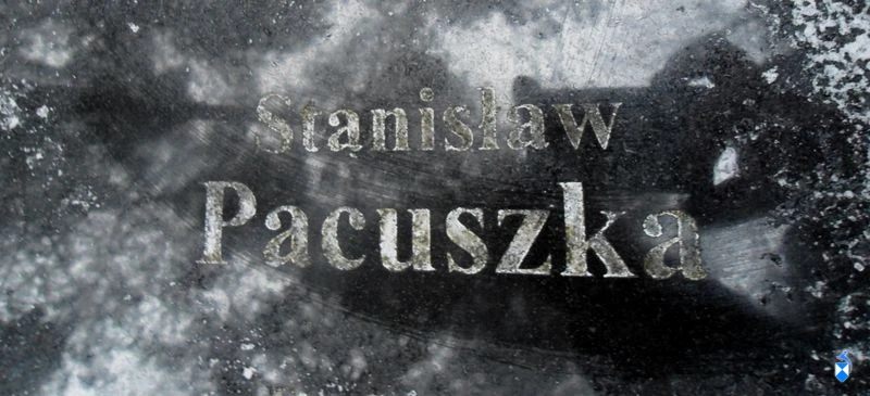 Fragment tablicy nagrobnej z nazwiskiem Stanisław Pacuszka