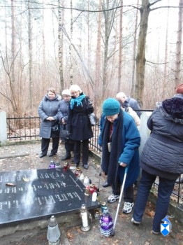 Jadwiga Dmochowska , a obok, z lewej, jej bratanica po raz pierwszy w życiu pochylają się nad grobem Józefa Bagińskiego.
