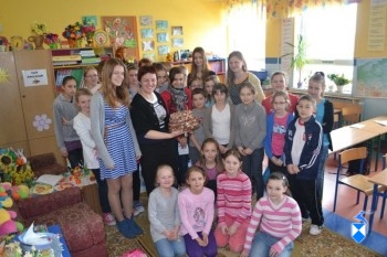 Szkolne słowiki z tortem