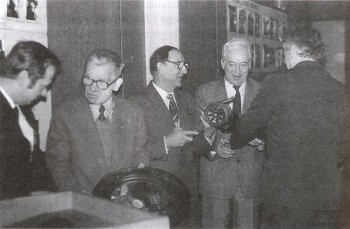 Drugi od lewej Rafał Wszędyrówny w rozmowie z prezesem OZPN Aleksym Iwaniukiem, Piotr Kossakowski i Jan Żochowski, tyłem Andrzej Targ