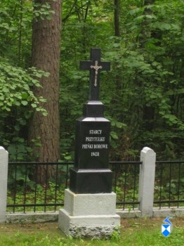 Odremontowany krzyż na grobie Starców