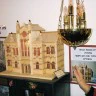 Replika Wielkiej Synagogi w Łomży wykonana z zapałek przez Hanana Wisamana, oraz lampa z synagogi