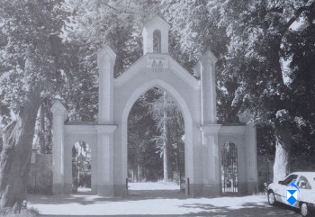 Brama cmentarza parafialnego z 1879 r. (2005 r.)