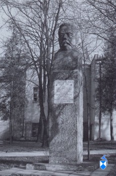 Pomnik Zygmunta Glogera z 1973 r. przy ul. Polowej. (2005 r.)