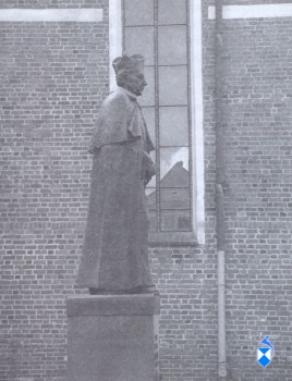 Pomnik Kardynała Stefana Wyszyńskiego z 2001 r. Przy katedrze (2005 r.)