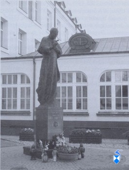 Pomnik papieża Jana Pawła II 1992 r. przy gmachu Wyższego Seminarium Duchownego (2005 r.).