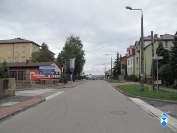 Teren niesniejącego Dworu królewskiego obecnie. Ul.Senatorska. (Brama wjazdowa do dworu.).jpg Teren niesniejącego Dworu królewskiego obecnie. Ul.Senatorska. (Brama wjazdowa do dworu).jpg