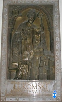 Ks. bp Stanisław Kostka Łukomski osłania swoim płaszczem katedrę