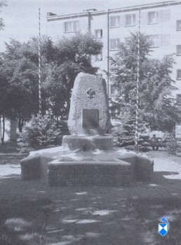 Pomnik Harcerzy z 1996 r.przy ul Polowej (2005 r.) Pomnik Harcerzy z 1996 r.przy ul Polowej (2005 r.)