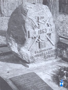 Pomnik Powstańców z 1863 r., odsłonięty w 1916 r. przy Szosie Zambrowskiej (2005 r.) Pomnik Powstańców z 1863 r., odsłonięty w 1916 r. przy Szosie Zambrowskiej (2005 r.)