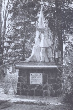 Pomnik Stacha Konwy z 1958 r. przy ul. Wojska Polskiego. (2005 r.) Pomnik Stacha Konwy z 1958 r. przy ul. Wojska Polskiego. (2005 r.)