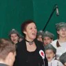 Chór Szkolne Słowiki z opiekunem i organizatorem wieczornic patriotycznych w Jeziorku – Beatą Sejnowską - Runo
