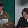 W hołdzie żołnierzom Armii Krajowej Dyrektor szkoły w Jeziorku wręcza „Świadectwo Chwały” Marianowi Komosie