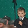 Kacper z Zespołu Szkolno - Przedszkolnego w Piątnicy śpiewa pieśń patriotyczną