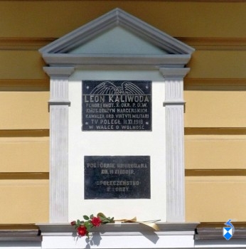 Tablica na kamienicy Śledziewskich poświecona Leonowi Kaliwodzie