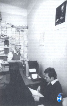 Praca przy powielaczu Pracują przy powielaczu Tadeusz Janucik (na pierwszym planie) i Antoni Rogowski. Fot: G. Lórinczy.