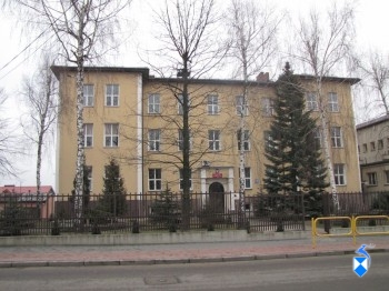 Szpitale dawnej Łomży Budynek szpitala żydowskiego jako szkoła LO III 2014 rok. Głowne wejście