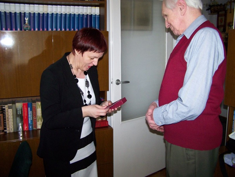 Pani Beata Sejnowska - Runo wręcza medal Panu Jerzemu Smurzyńskiemu