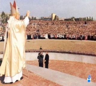 Papież pozdrawia zgromadzonych
