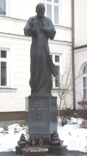 Jan Paweł II w Łomży - wspomnienia Pomnik JPII na Placu JPII, przed WSD