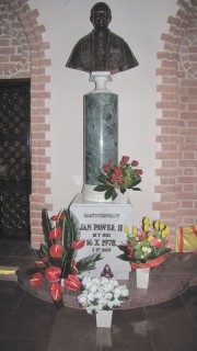 Jan Paweł II w Łomży - wspomnienia Popiersie JPII w Katedrze