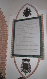 Jan Paweł II w Łomży - wspomnienia Tablica pamięci JPII w Katedrze