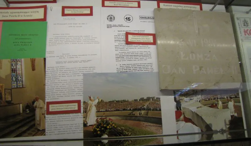 Materiały upamiętniające wizytę Jana Pawła II w Łomzy