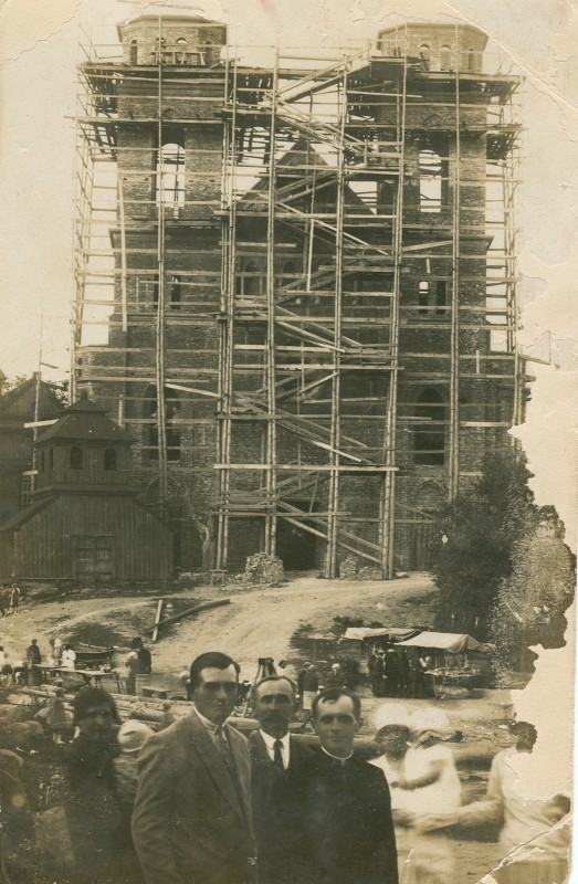 . Budowa kościoła murowanego, proboszcz Skarżyński z parafianami - lata 30. XX wieku