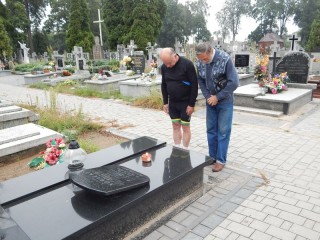 Hołd na grobach powstańców w Ostrowi Mazowieckiej 