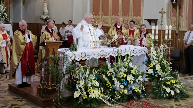 Świętowanie jubileuszu 100-lecia kościoła w Piątnicy biskupi łomżyńscy koncelebrują uroczystą Eucharystię