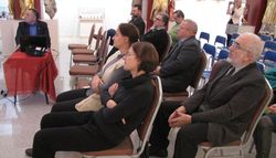 Przy czerwonym stoliku prowadzący wykład Pan Czesław Rybicki i zaproszeni goście