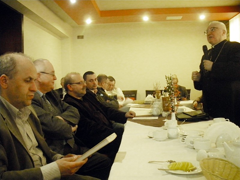 Biskup człowiek JE biskup Tadeusz Zawistowski przemawia w trakcie gawędy historycznej