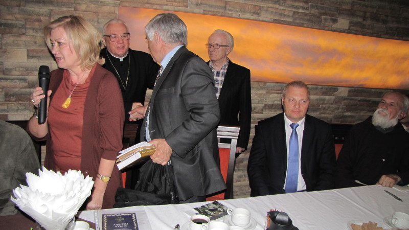 Biskup człowiek Biskup Tadeusz Zawistowski na spotkaniu organizowanym przez Bractwo Historyczne Ziemi Łomżyńskiej