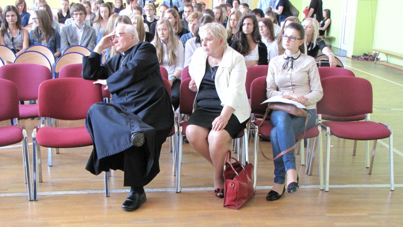 Biskup człowiek Biskup Tadeusz senior zadumany nad losami Ojczyzny