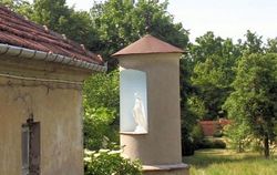 Kapliczka z lat 60 - tych przy Domku Ogrodnik