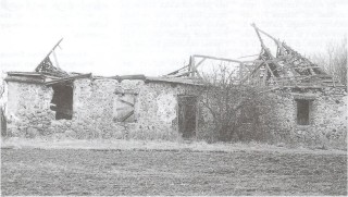 Wspomnienia Ignacego Domeyki. Jastrzębna. Budynek podworski, 1997 rok. Fot. Irena Batura