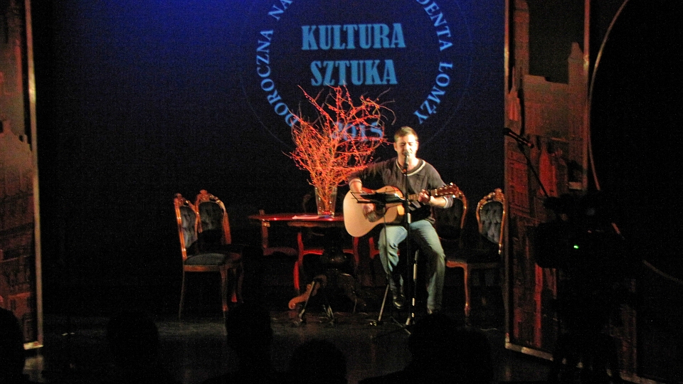 Bard z Ukrainy Dima Maklakow śpiewa pieśni Włodzimierza Wysockiego i Bułata Okudżawy.