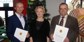 dr Małgorzata Krystyna Frąckiewicz w środku zdjęcia, Mariusz Patalan z lewel strony i Henryk Sierzputowski z prawej strony.