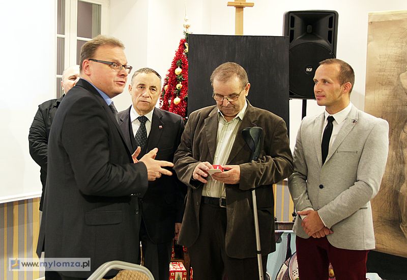 wręczenie honorowej odznaki za zasługi dla Łomżyńskiego Towarzystwa Naukowego im